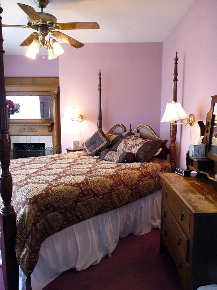 Deluxe Queen Room interior