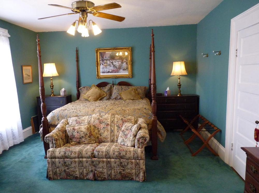 Deluxe King Room interior